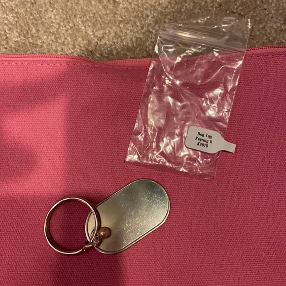 Vantel pearl dog tag keychain - Picture 2 of 2